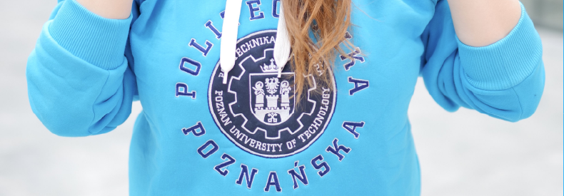 Osoba ubrana w bluzę z logo Politechniki Poznańskiej