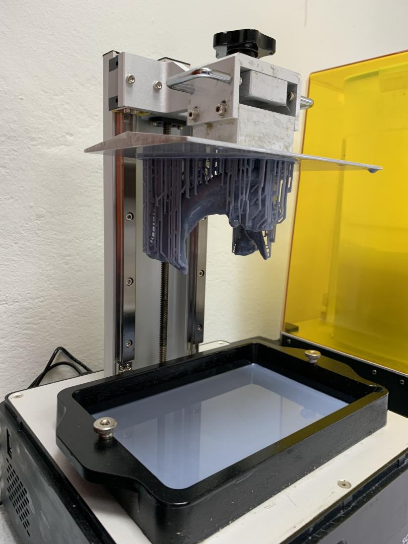 Drukarka 3D tworząca medyczny model anatomiczny szczęki z materiału światłoutwardzalnego.