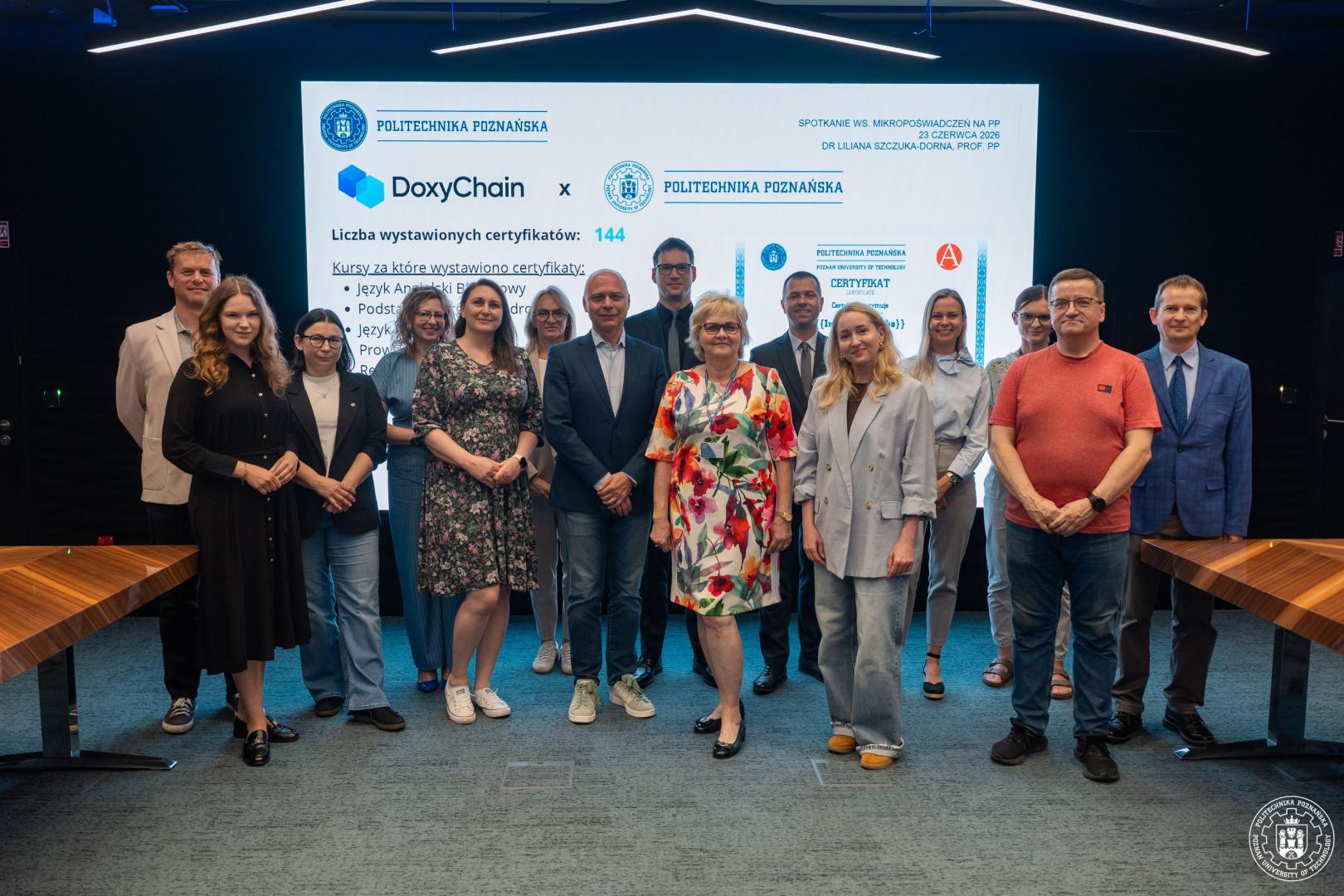 Grupowe zdjęcie uczestników spotkania DoxyChain i Politechniki Poznańskiej dotyczącego wdrażania mikropoświadczeń.