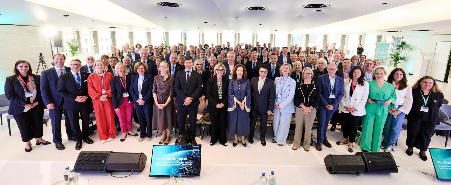 Grupowe zdjęcie uczestników spotkania rektorów Uniwersytetów Europejskich w Brukseli, w tym prof. Teofila Jesionowskiego i przedstawicieli Komisji Europejskiej.