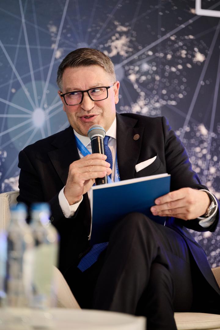 Rektor Teofil Jesionowski przemawia podczas sesji dotyczącej roli Uniwersytetów Europejskich w budowaniu konkurencyjności UE.