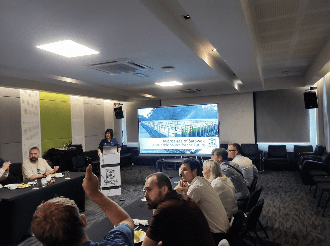 Spotkanie członków polskiej delegacji w sali konferencyjnej podczas prezentacji zatytułowanej „Microalgae of Sarawak – Sustainable Source for the Future”.
