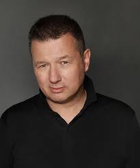 Portret architekta prof. Piotra Marciniaka, współautora nagrodzonego projektu przebudowy i rozbudowy budynku „Dom Książki” w Poznaniu.