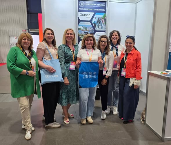 Zespół Politechniki Poznańskiej promuje uczelnię podczas Perspektywy Women in Tech Summit.