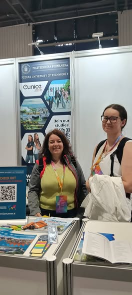 Odwiedzające stoisko Politechniki Poznańskiej podczas Perspektywy Women in Tech Summit.