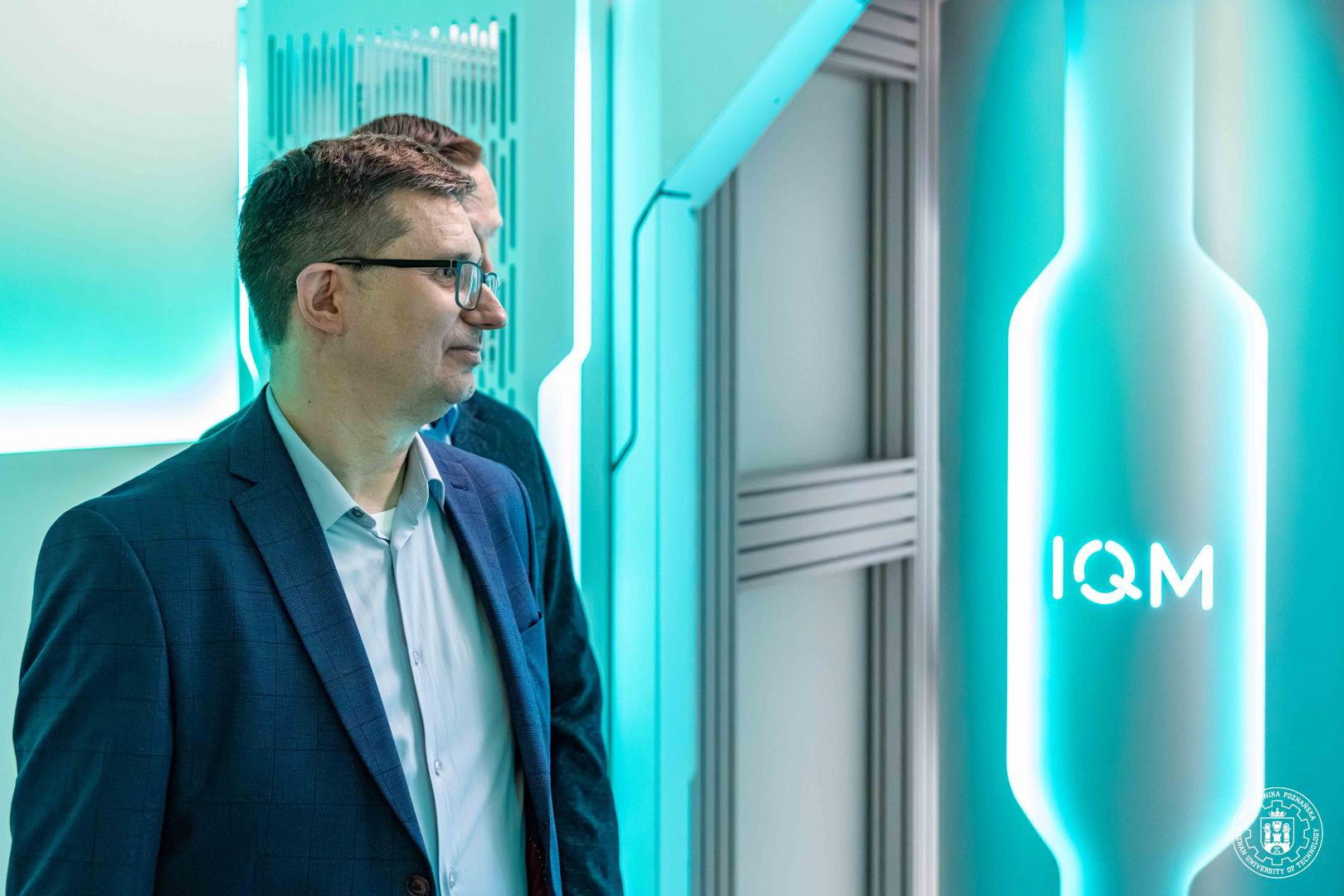 Dyrektor Marcin Konkol z ORLEN S.A. ogląda komputer kwantowy IQM.