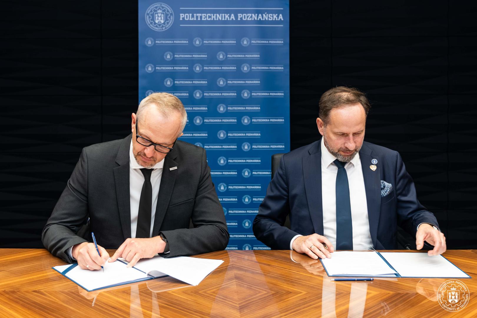 Przedstawiciele Politechniki Poznańskiej i firmy SCHRONY Sp. z o.o. podpisują porozumienie o współpracy badawczo-rozwojowej.