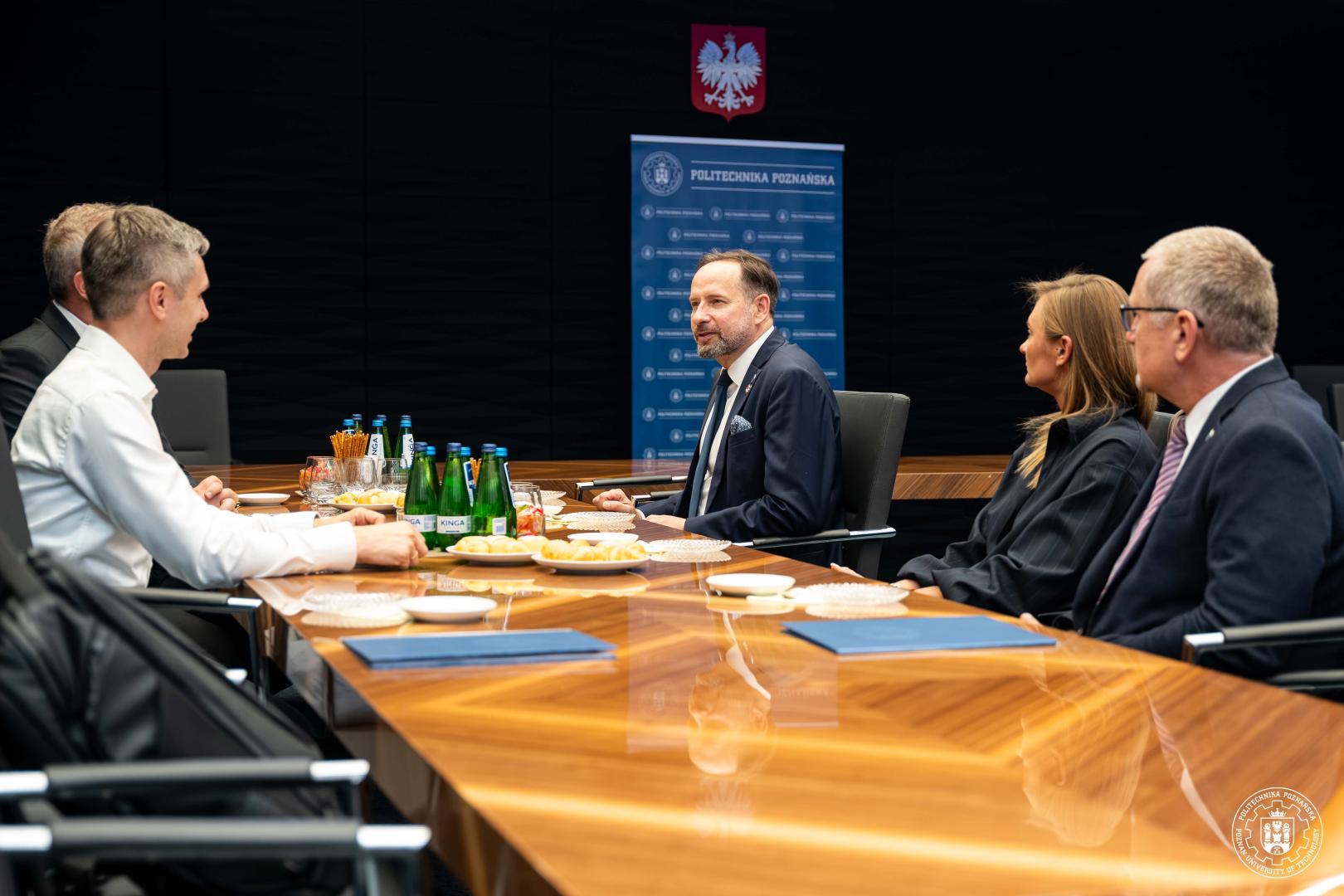 Przedstawiciele Politechniki Poznańskiej i firmy SCHRONY Sp. z o.o. omawiają założenia współpracy podczas spotkania.