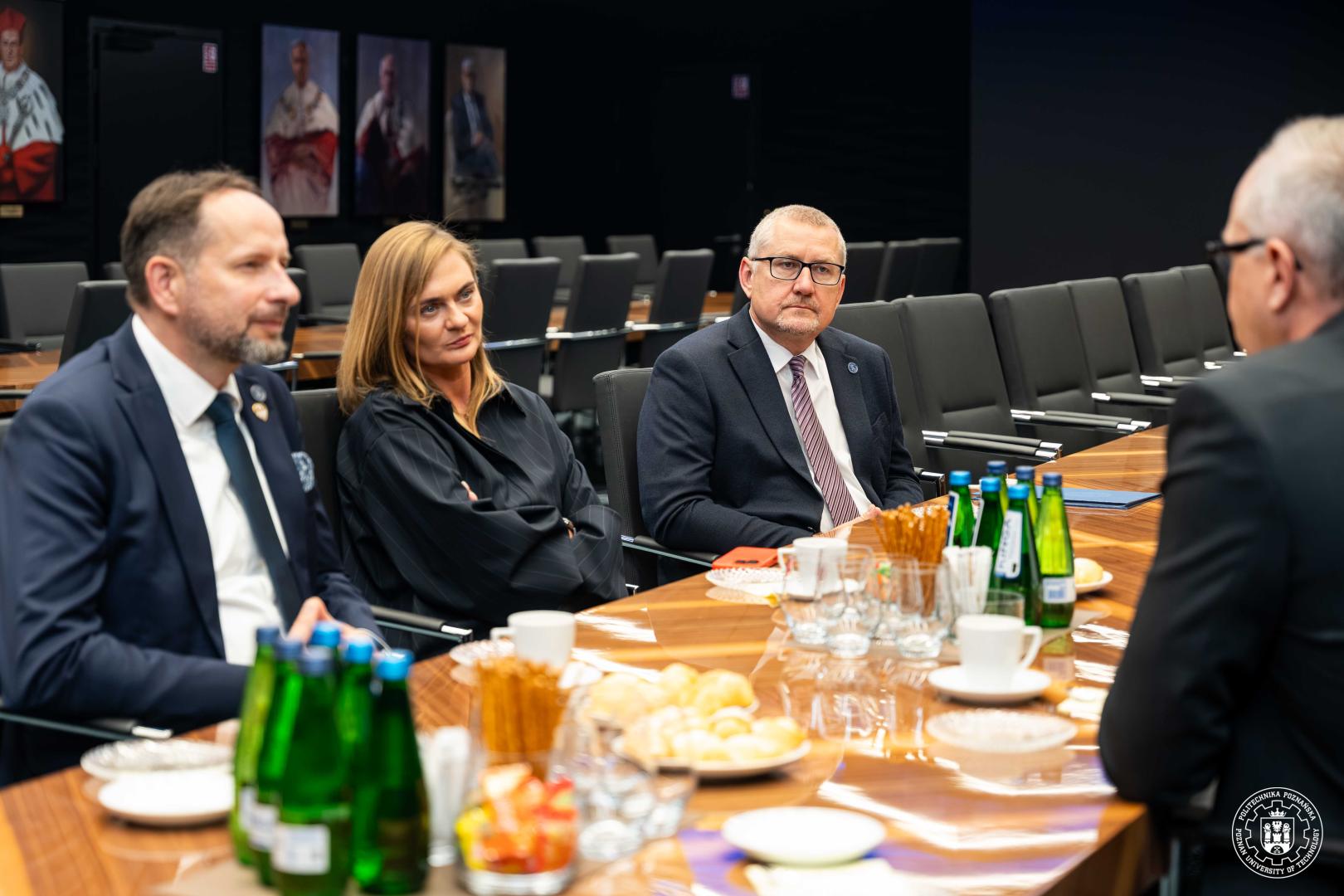 Przedstawiciele Politechniki Poznańskiej i firmy SCHRONY Sp. z o.o. podczas spotkania poświęconego współpracy badawczo-rozwojowej.