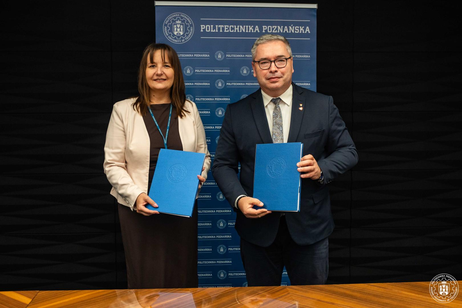 Jacek Bogusławski i dr hab. inż. Agnieszka Misztal trzymają dokumenty z podpisanym porozumieniem.