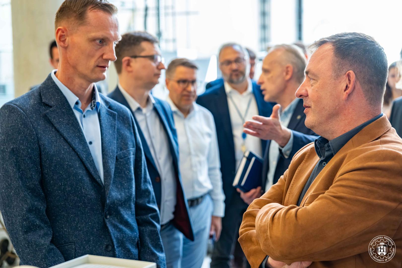Rektor Teofil Jesionowski i przedstawiciele ORLEN S.A. podczas dyskusji o współpracy naukowo-badawczej i wdrożeniowej.
