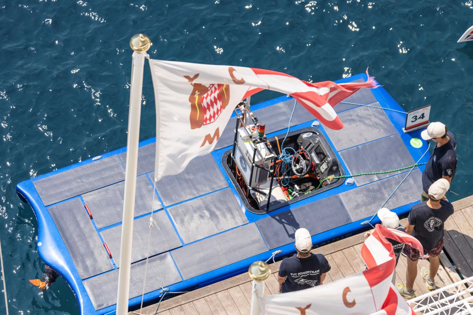 Autonomiczna łódź solarna zespołu PUT Powertrain zacumowana przy nabrzeżu podczas zawodów Monaco Energy Boat Challenge.