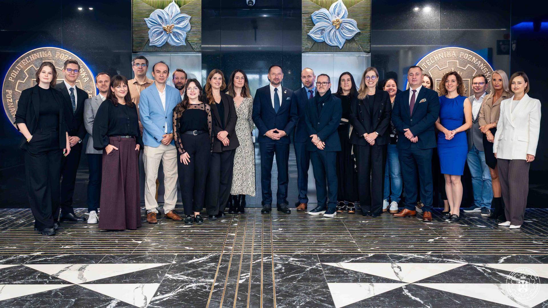 Grupowe zdjęcie uczestników spotkania inauguracyjnego projektu mikrochirurgii rekonstrukcyjnej, finansowanego przez Agencję Badań Medycznych.
