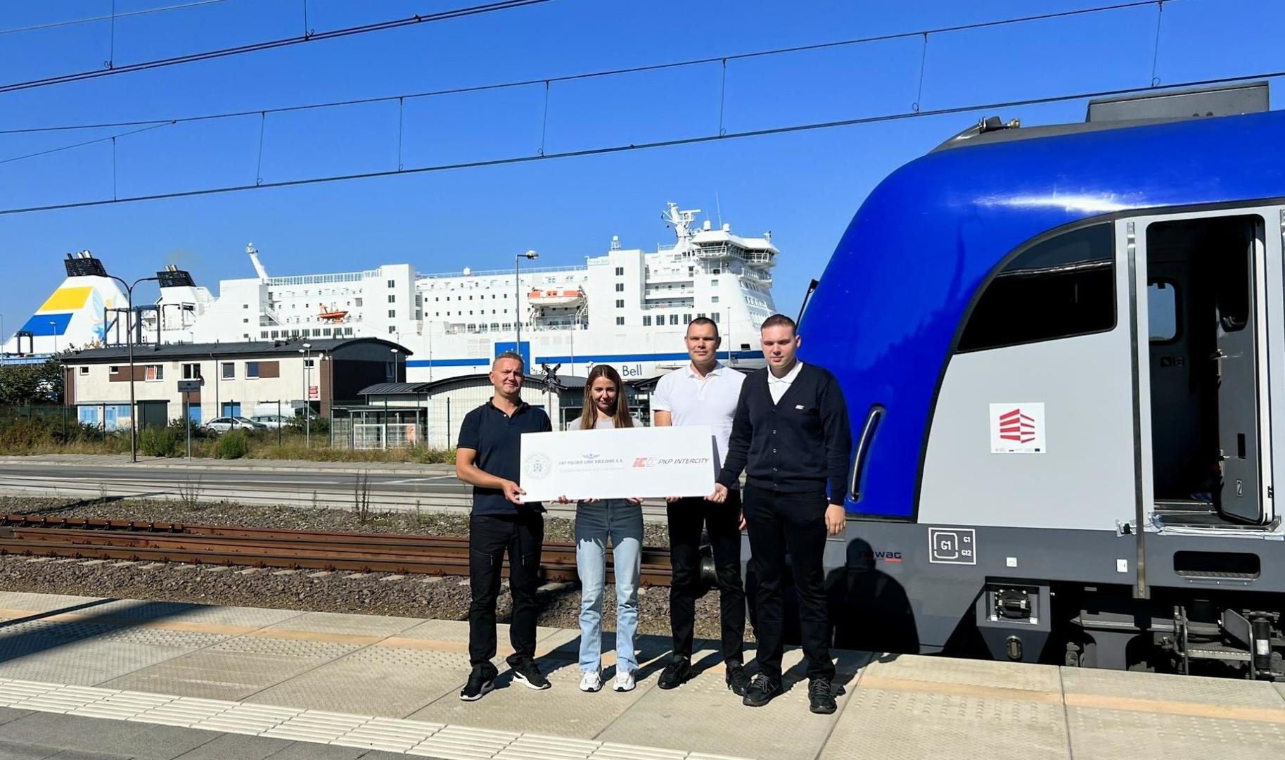 Zespół projektu badawczego Politechniki Poznańskiej, PLK i PKP Intercity przed lokomotywą na dworcu w Świnoujściu.