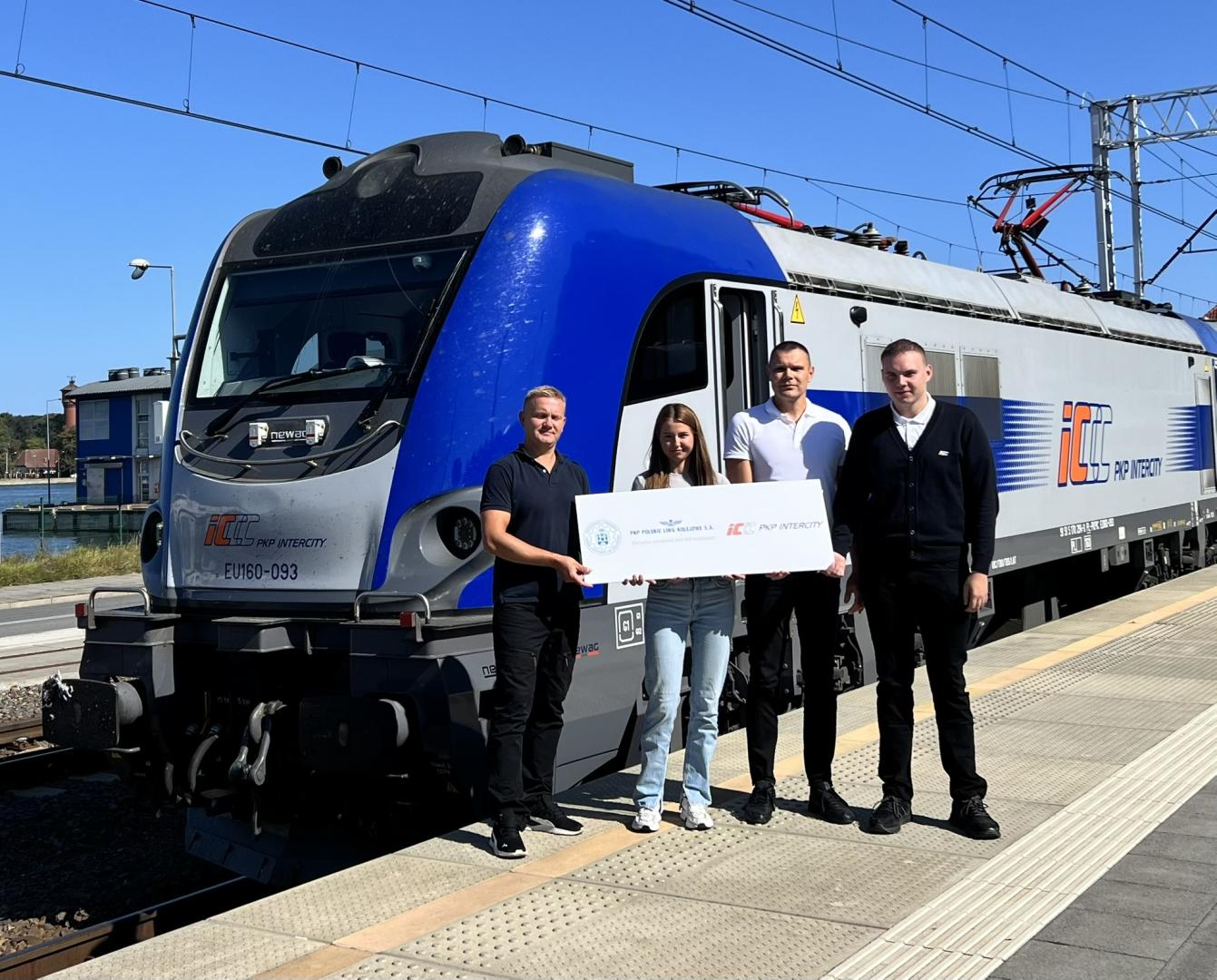 Zespół realizujący wspólny projekt badawczy Politechniki Poznańskiej, PLK i PKP Intercity przed lokomotywą.