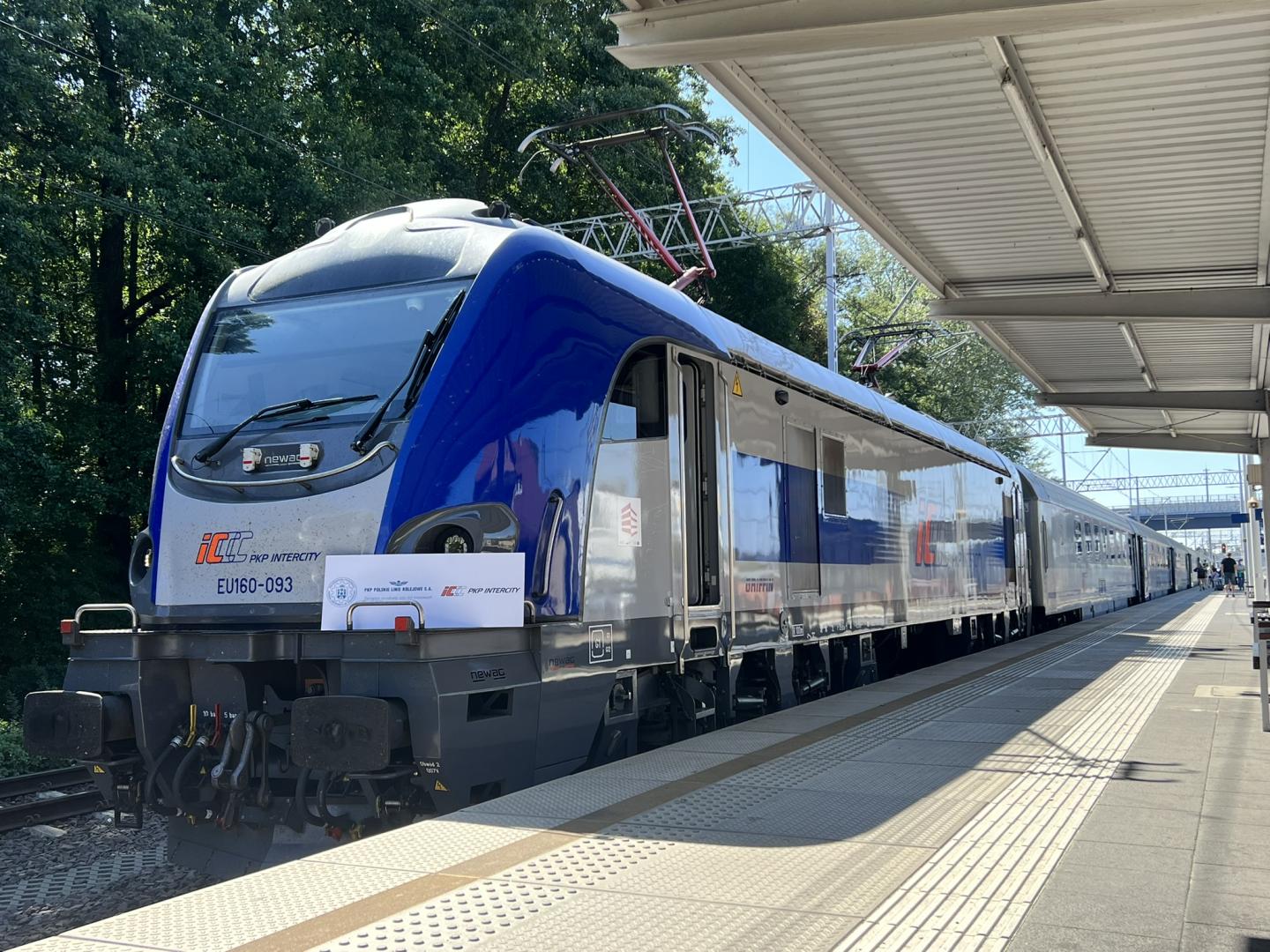 Pociąg PKP Intercity stojący przy peronie, gotowy do pilotażowych pomiarów.