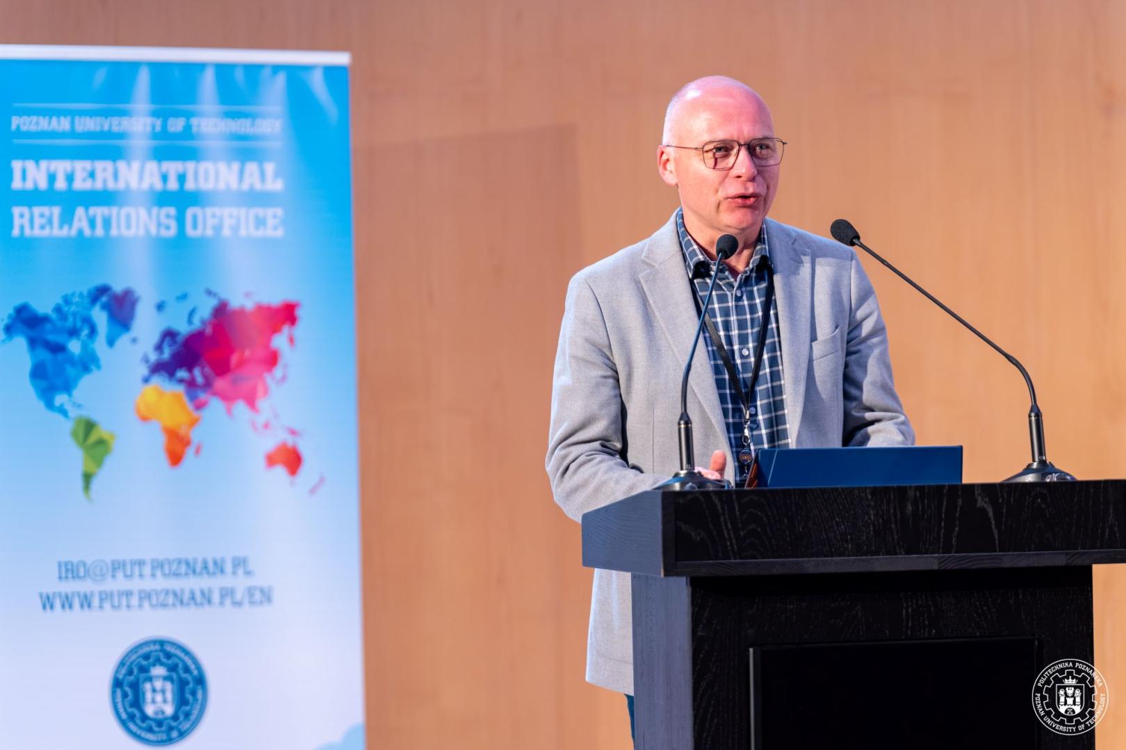 Prof. dr hab. inż. Mariusz Głąbowski, prorektor ds. współpracy międzynarodowej, przemawia zza mównicy podczas Orientation Day.