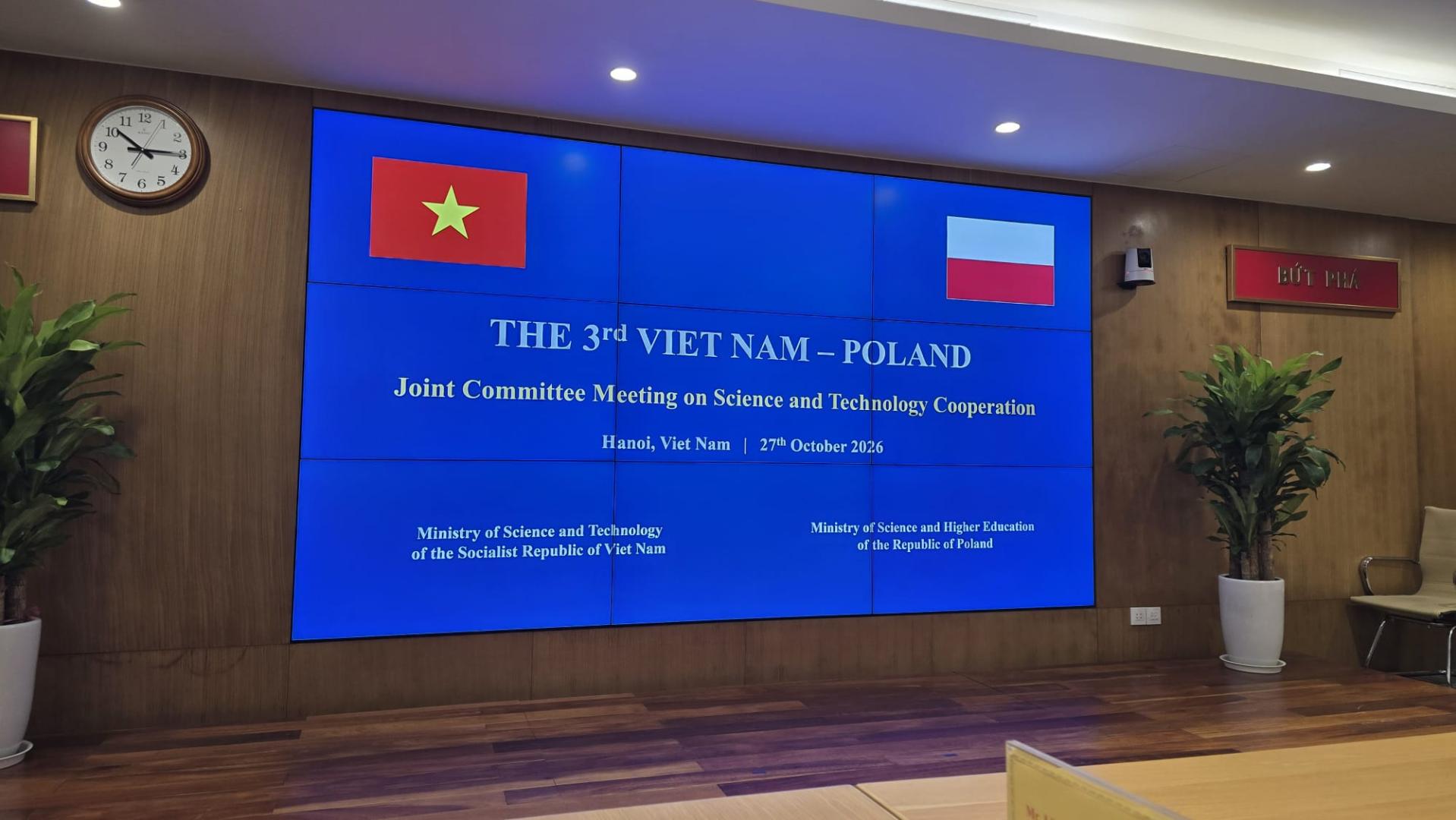 Ekran przedstawiający napis: „THE 3rd VIETNAM – POLAND Joint Committee Meeting on Science and Technology Cooperation, Hanoi, 27th October 2026” wraz z flagami obu państw.