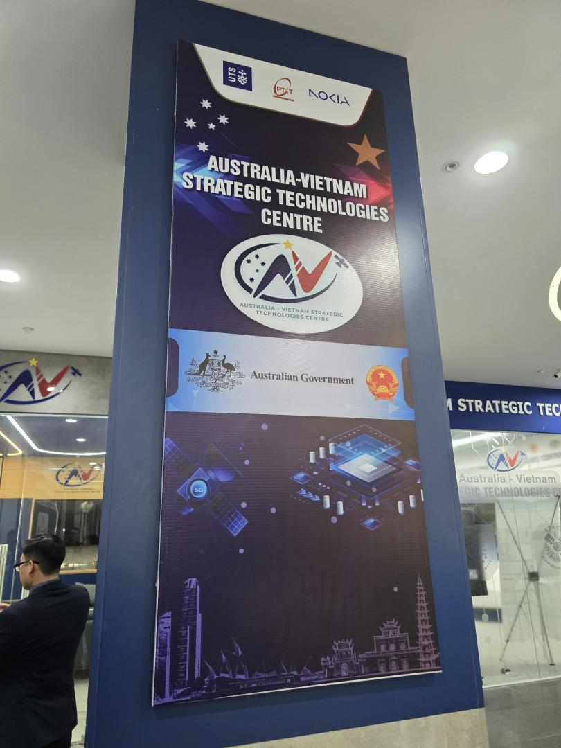 Pionowy plakat informacyjny Australia-Vietnam Strategic Technologies Centre z logo UTS, PTIT, Nokia oraz rządu Australii.