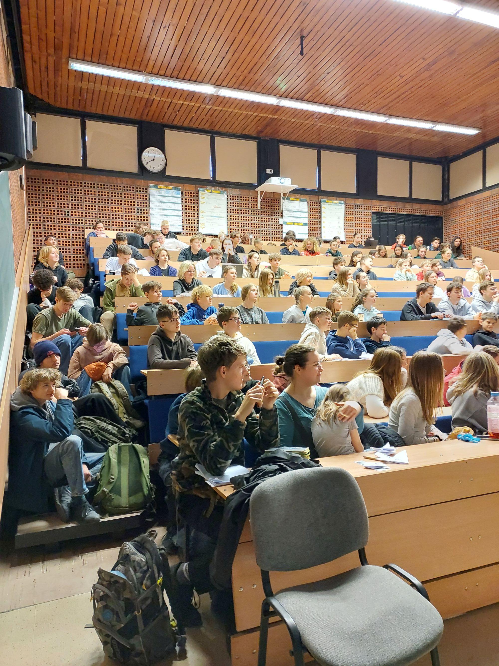 Uczestnicy wypełniający amfiteatralną salę wykładową podczas Ogólnopolskiego Dnia Inżynierii Materiałowej.