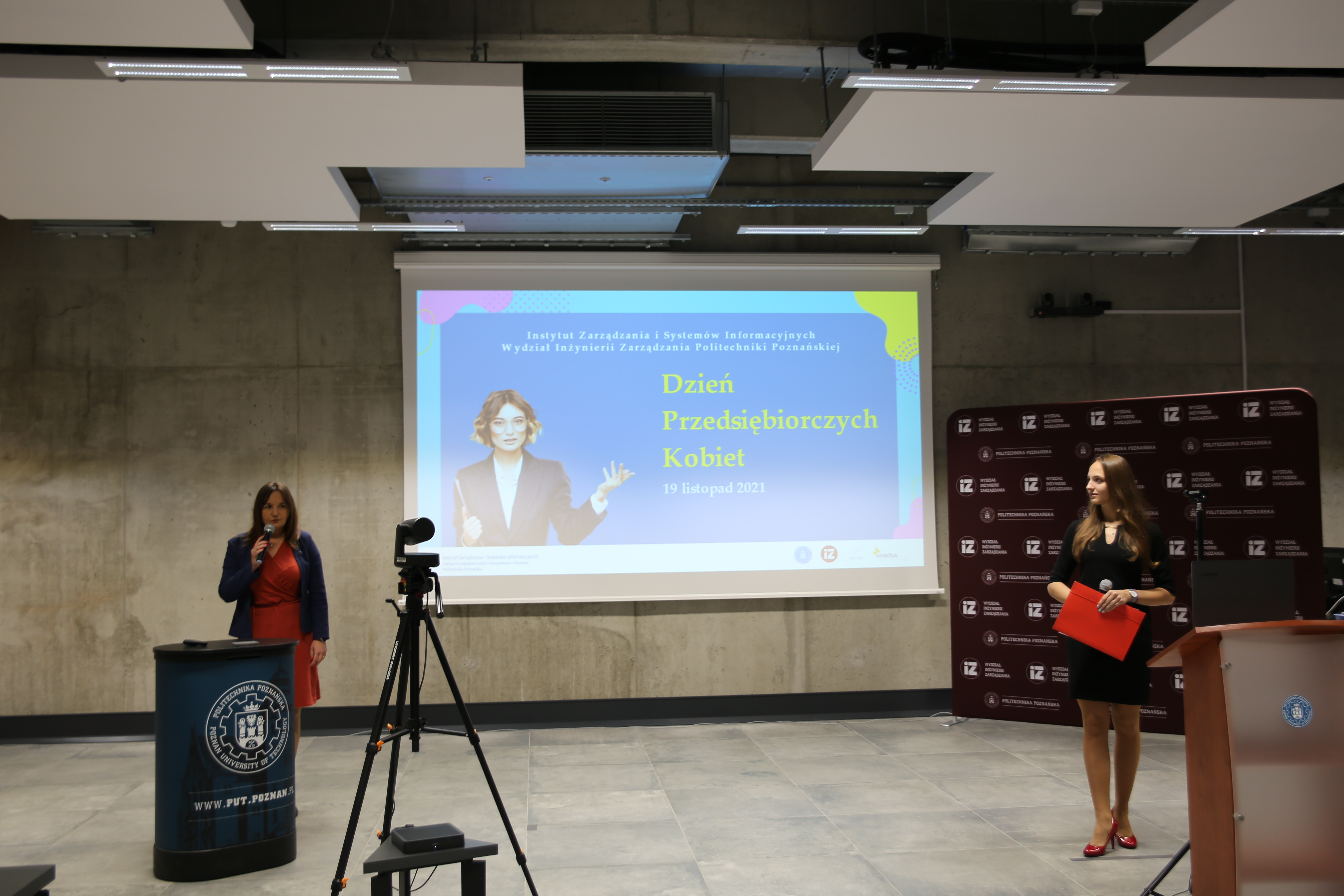 Dr hab. inż. Agnieszka Misztal, prorektor ds. studenckich i kształcenia otwiera wydarzenie Dzień Przedsiębiorczych Kobiet  