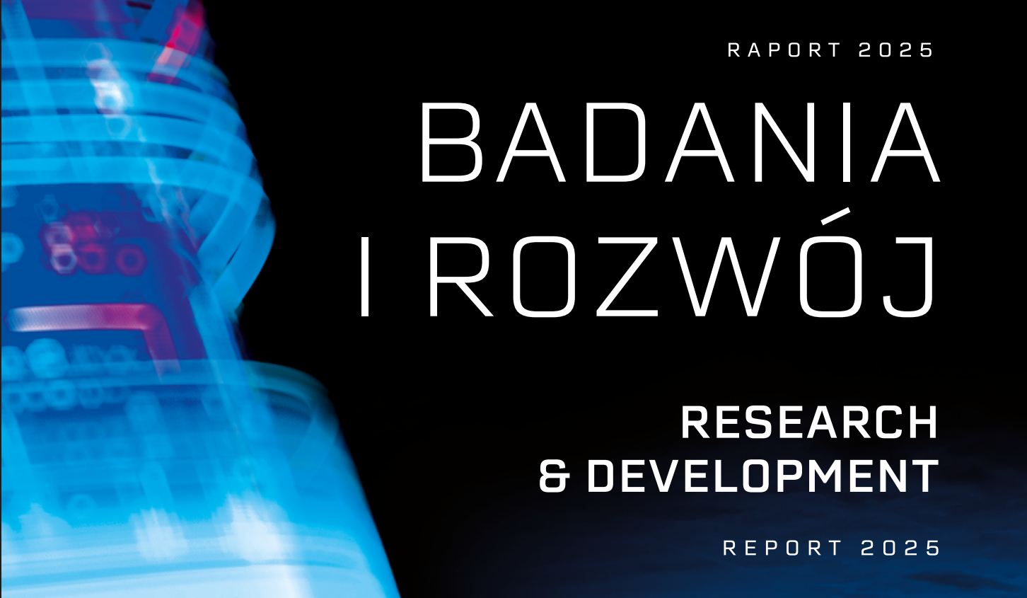 Grafika promująca "Badania i Rozwój – Raport 2025" z nieostrym zdjęciem sprzętu laboratoryjnego po lewej i czarnym tłem po prawej, na którym widnieje napis: "RAPORT 2025", "BADANIA I ROZWÓJ" oraz "RESEARCH & DEVELOPMENT".