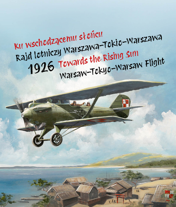 Samolot z 1926 roku, który leci nad wybrzeżem z widoczną linią brzegową, plażą i zabudowaniami w tle. Samolot jest jednopłatowcem z otwartą kabiną, w której widocznych jest dwóch mężczyzn ubranych w skórzane kurtki i hełmy lotnicze. Na kadłubie samolotu znajduje się biało-czerwony znak szachownicy. W tle widoczne są drewniane budynki oraz charakterystyczna japońska brama torii. Na niebie widoczne są białe chmury, a pod samolotem rozciąga się morze.  Na grafice znajdują się napisy w języku polskim i angielskim prezentujące nazwę wystawy.
