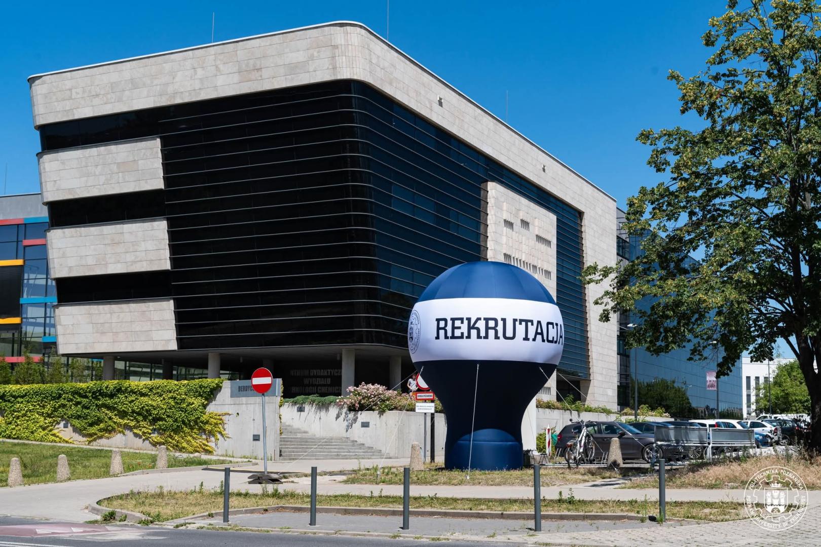 Granatowy balon wskazujący drogę do budynku.