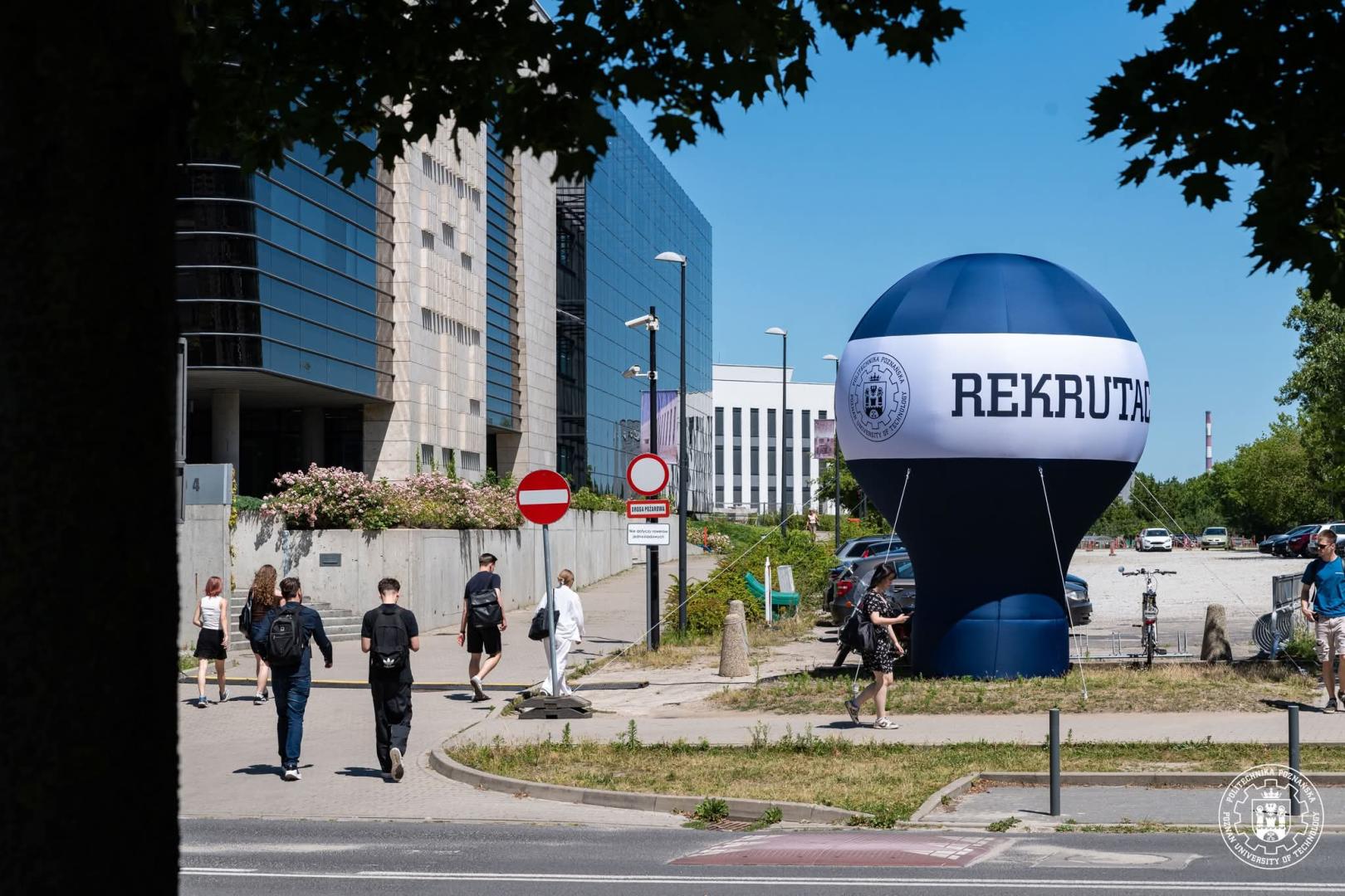 Granatowy balon wskazujący drogę do budynku.