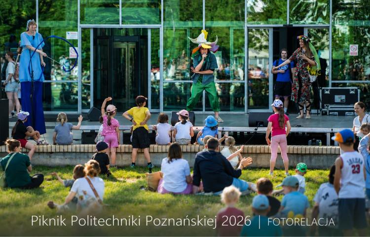 Występ artysty w przebraniu kwiatu dla dzieci podczas Pikniku Politechniki Poznańskiej 2026