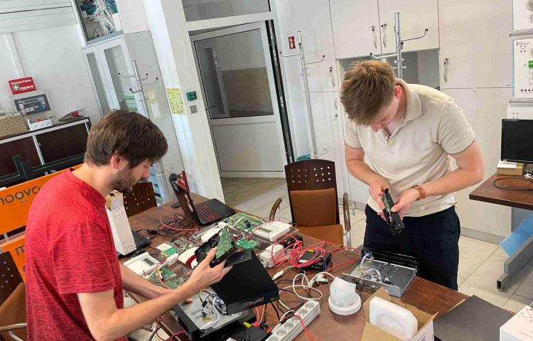 Uczestnicy studiów podyplomowych integrują i konfigurują urządzenia systemów smart home podczas praktycznych warsztatów laboratoryjnych.