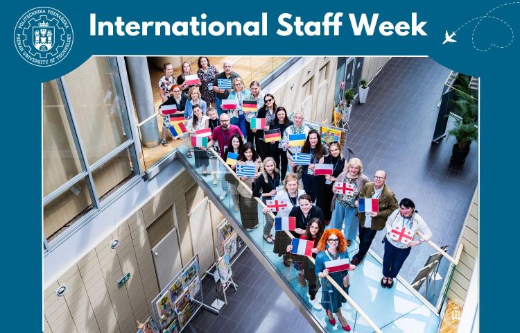 Uczestnicy International Staff Week na Politechnice Poznańskiej pozujący z flagami różnych krajów
