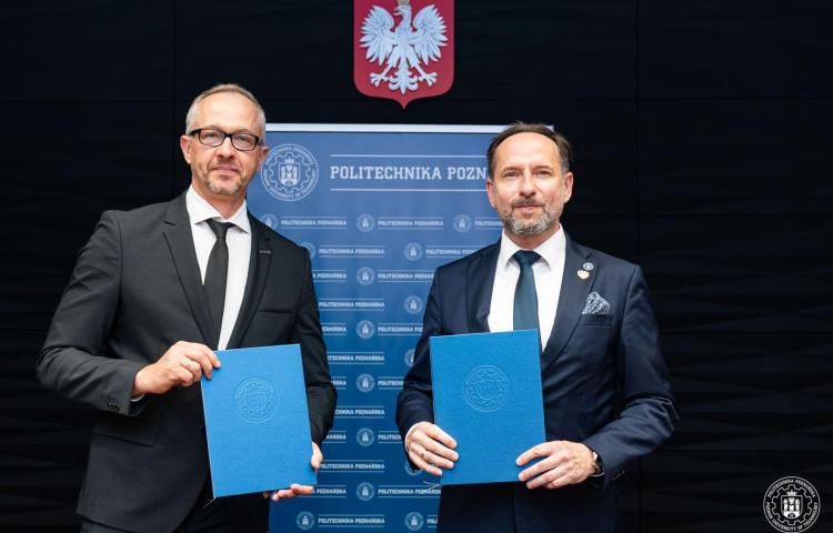 Przedstawiciele Politechniki Poznańskiej i firmy SCHRONY Sp. z o.o. po podpisaniu porozumienia o współpracy badawczo-rozwojowej.