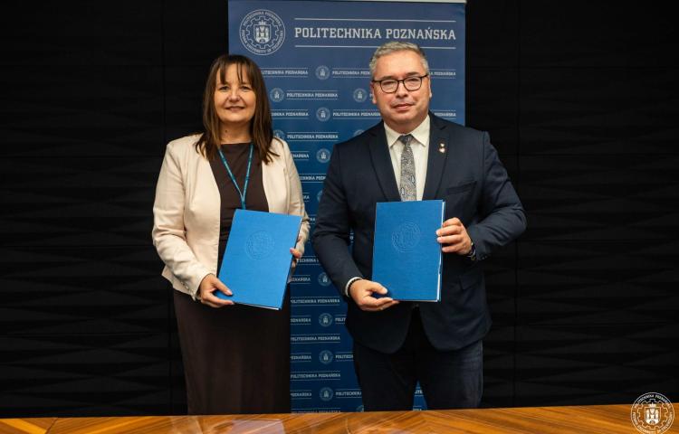 Jacek Bogusławski i dr hab. inż. Agnieszka Misztal trzymają dokumenty z podpisanym porozumieniem.