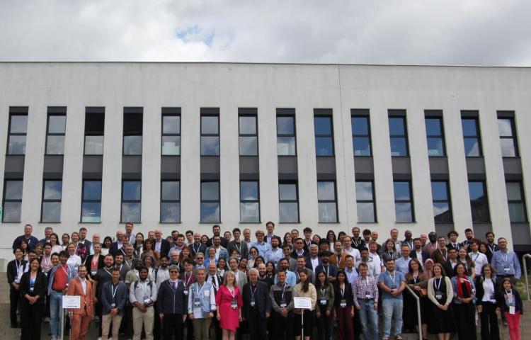 Grupowe zdjęcie uczestników międzynarodowego sympozjum ISEECap 2026