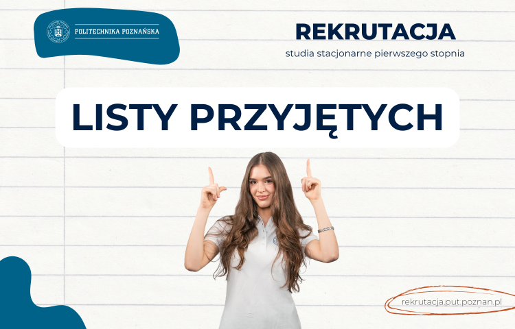 Uśmiechnięta kobieta w koszulce z logo Politechniki Poznańskiej pokazuje uniesione palce na tle baneru "REKRUTACJA" i "LISTY PRZYJĘTYCH".