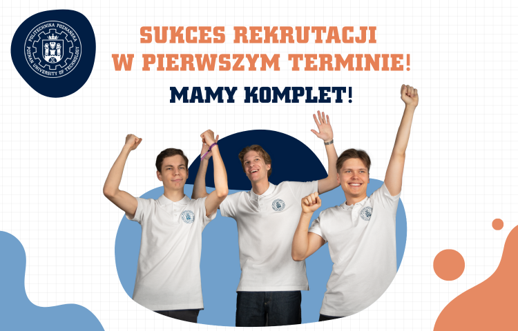 Trzech wiwatujących studentów Politechniki Poznańskiej z podniesionymi rękami, na tle napisu o sukcesie rekrutacji w pierwszym terminie.