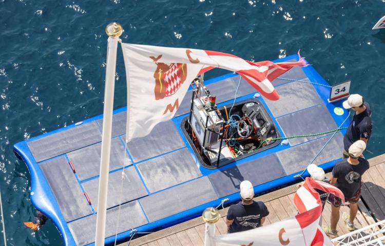 Autonomiczna łódź solarna zespołu PUT Powertrain zacumowana przy nabrzeżu podczas zawodów Monaco Energy Boat Challenge.