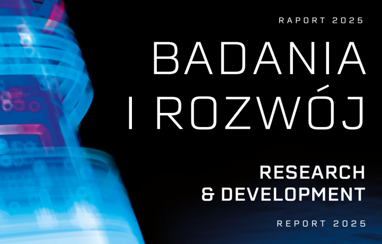 Grafika promująca "Badania i Rozwój – Raport 2025" z nieostrym zdjęciem sprzętu laboratoryjnego po lewej i czarnym tłem po prawej, na którym widnieje napis: "RAPORT 2025", "BADANIA I ROZWÓJ" oraz "RESEARCH & DEVELOPMENT".