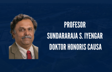 Wykadrowane zdjęcie Profesora SUNDARARAJA S. IYENGAR oraz napis po prawej stronie Profesor SUNDARARAJA S. IYENGAR DOKTOR HONORIS CAUSA