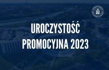 Zdjęcie centrum wykładowego, przykryte lekko przeźroczystym niebieskim kolorem z napisem Uroczystość Promocyjna 2023, w rogu grafiki logo PP