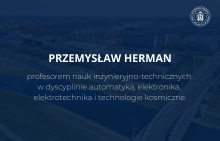 Granatowa grafika z napisem - Przemysław Herman - profesorem nauk inżynieryjno-technicznych  w dyscyplinie automatyka, elektronika,  elektrotechnika i technologie kosmiczne.