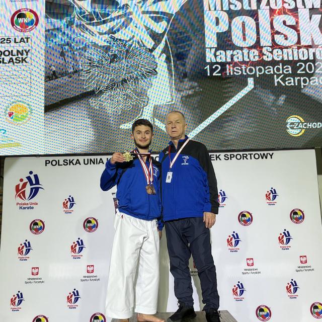 zdjęcie dwóch osób na podium